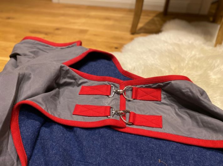 Brustschnallen der Ausreitdecke